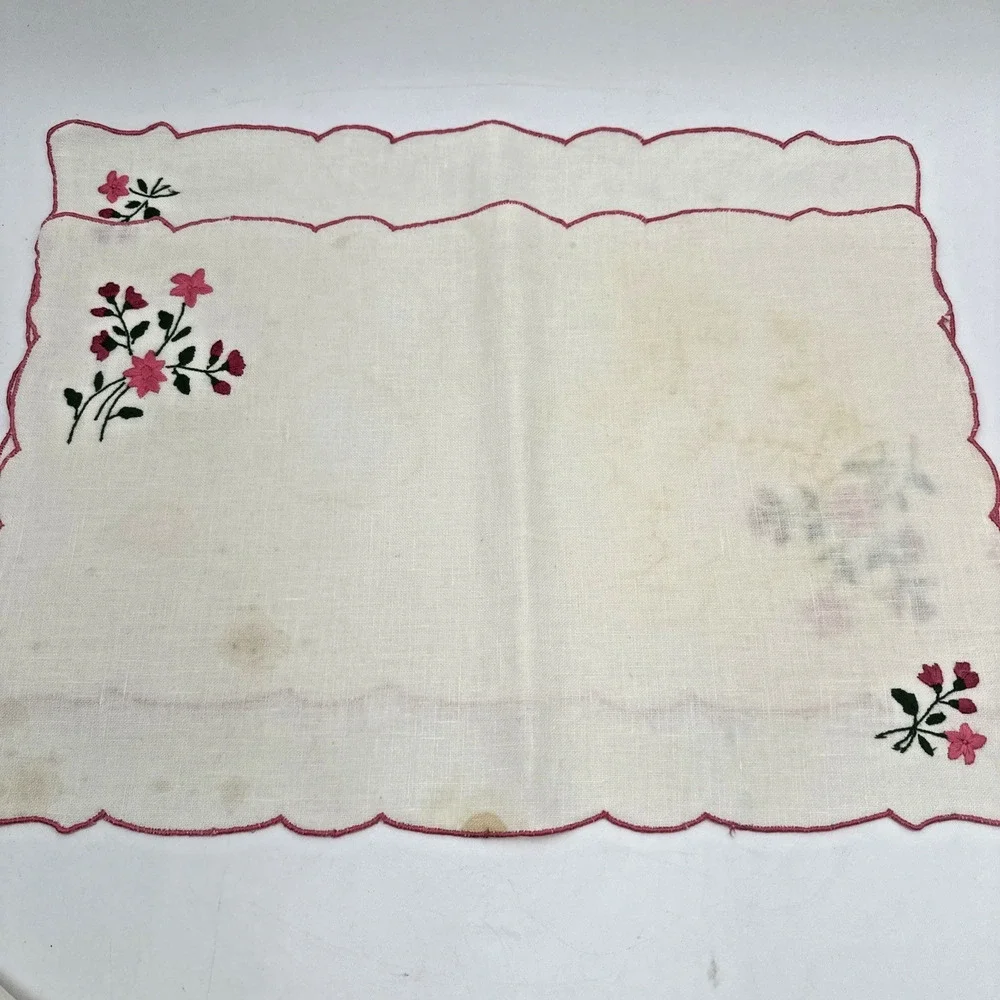Vintage Set of 8 Floral Embroidered Placemats *Read